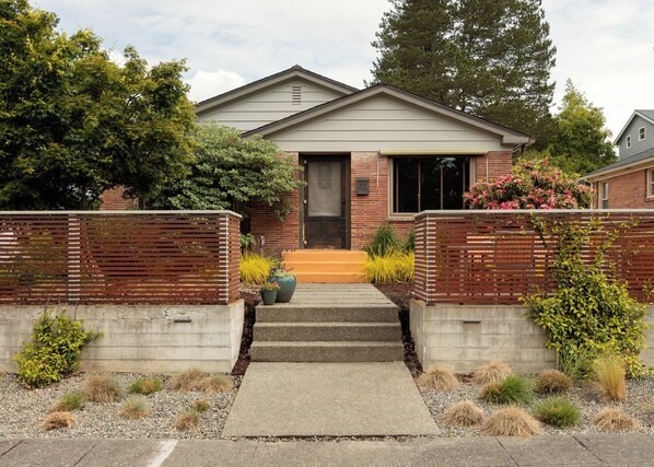 Exterior - Eclectic Redbrick Rambler near Japanese Gardens (Seattle)