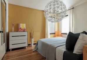 2 bedrooms, iron/ironing board, WiFi, bed sheets - Eclectic Redbrick Rambler near Japanese Gardens (Seattle)