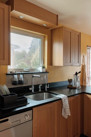 Microwave, oven, stovetop, dishwasher - Eclectic Redbrick Rambler near Japanese Gardens (Seattle)