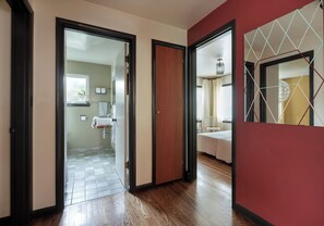 2 bedrooms, iron/ironing board, WiFi, bed sheets - Eclectic Redbrick Rambler near Japanese Gardens (Seattle)