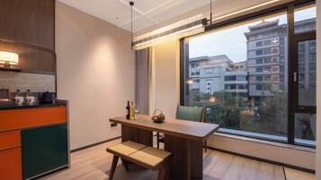 Una cocina moderna con encimera de madera, horno empotrado y ventana con vistas a un paisaje urbano.