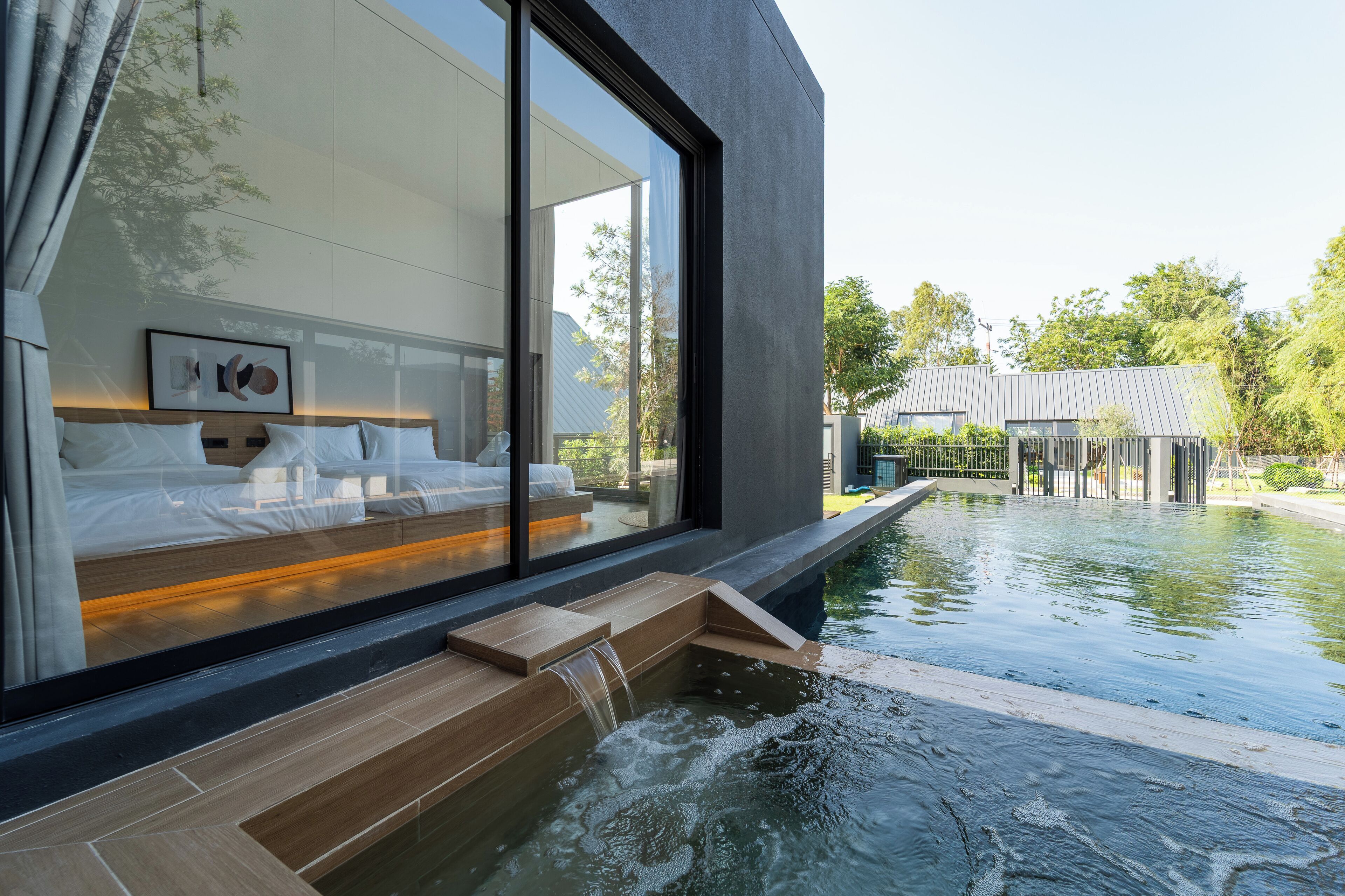 Una piscina techada, una piscina al aire libre