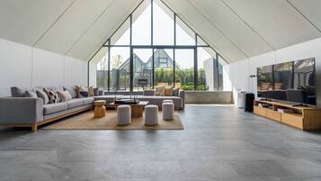 6-Bedroom Indoor Pool Villa (Hoshi) | Wohnbereich | 48-Zoll-LCD-Fernseher mit Kabelempfang, DVD-Player