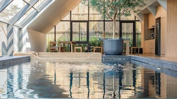6-Bedroom Indoor Pool Villa (Hoshi) | Wohnbereich | 48-Zoll-LCD-Fernseher mit Kabelempfang, DVD-Player