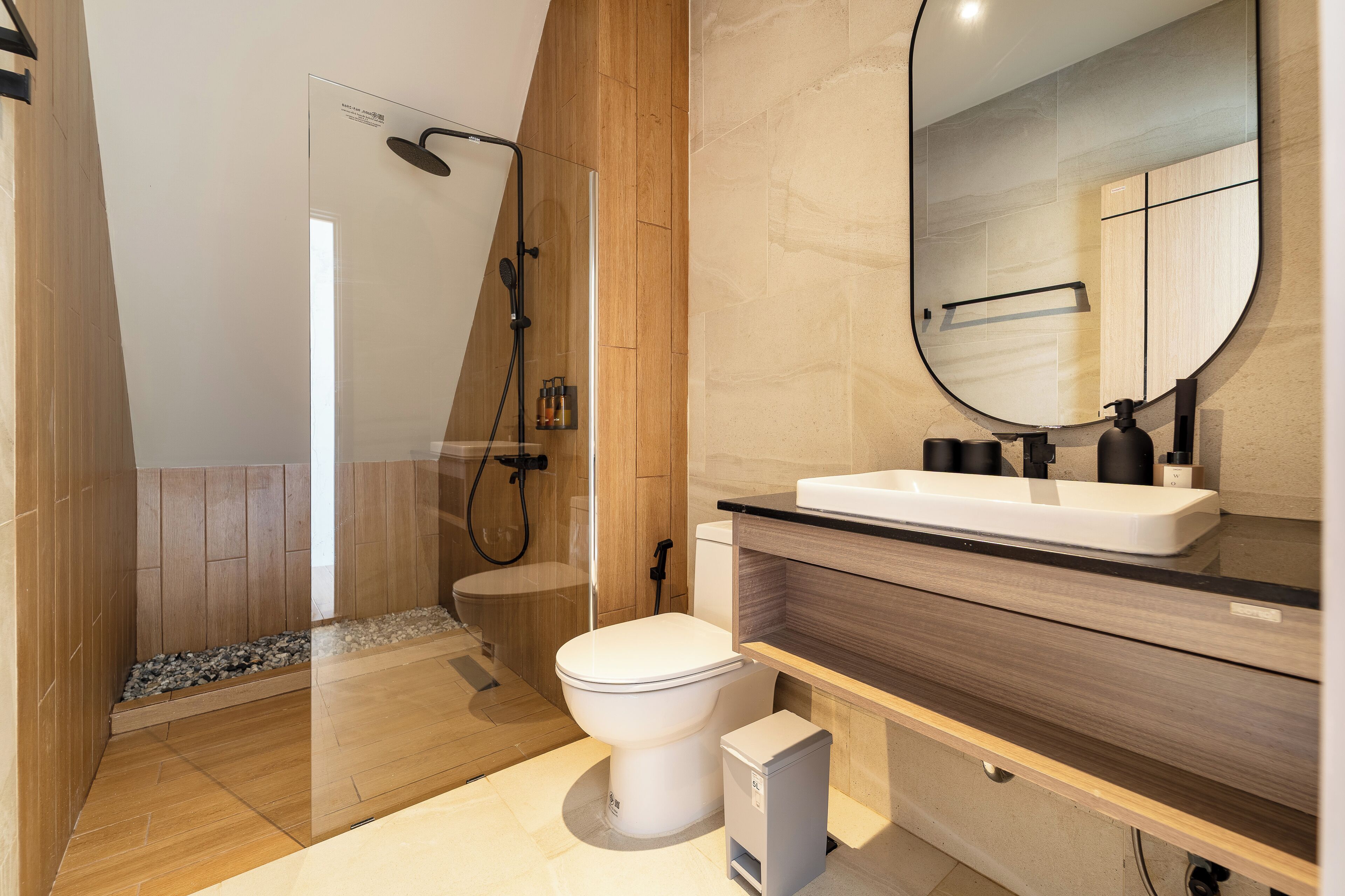 Ein modernes Badezimmer mit Dusche, Toilette und Waschbecken.