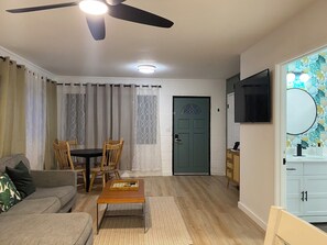 Smart TV, DVD player - Steps to Kailua Beach • Relaxing 3BR Oasis • Fenced Yard (Kailua)