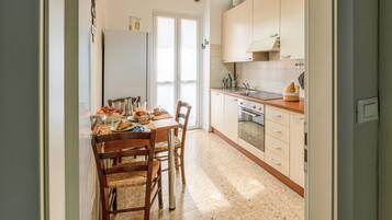Frigorifero, microonde, forno, piano cottura