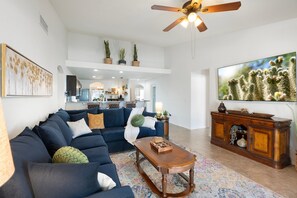 Smart TV, chimenea, futbolito y tenis de mesa 