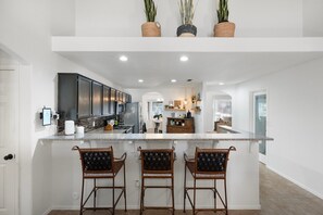 冷蔵庫、電子レンジ、オーブン、コンロ