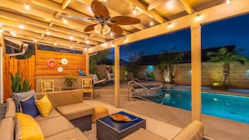 Alberca al aire libre y alberca climatizada