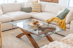 Smart TV, chimenea, futbolito y tenis de mesa 