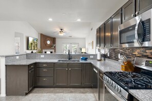 Geladeira, micro-ondas, fogão, cooktop