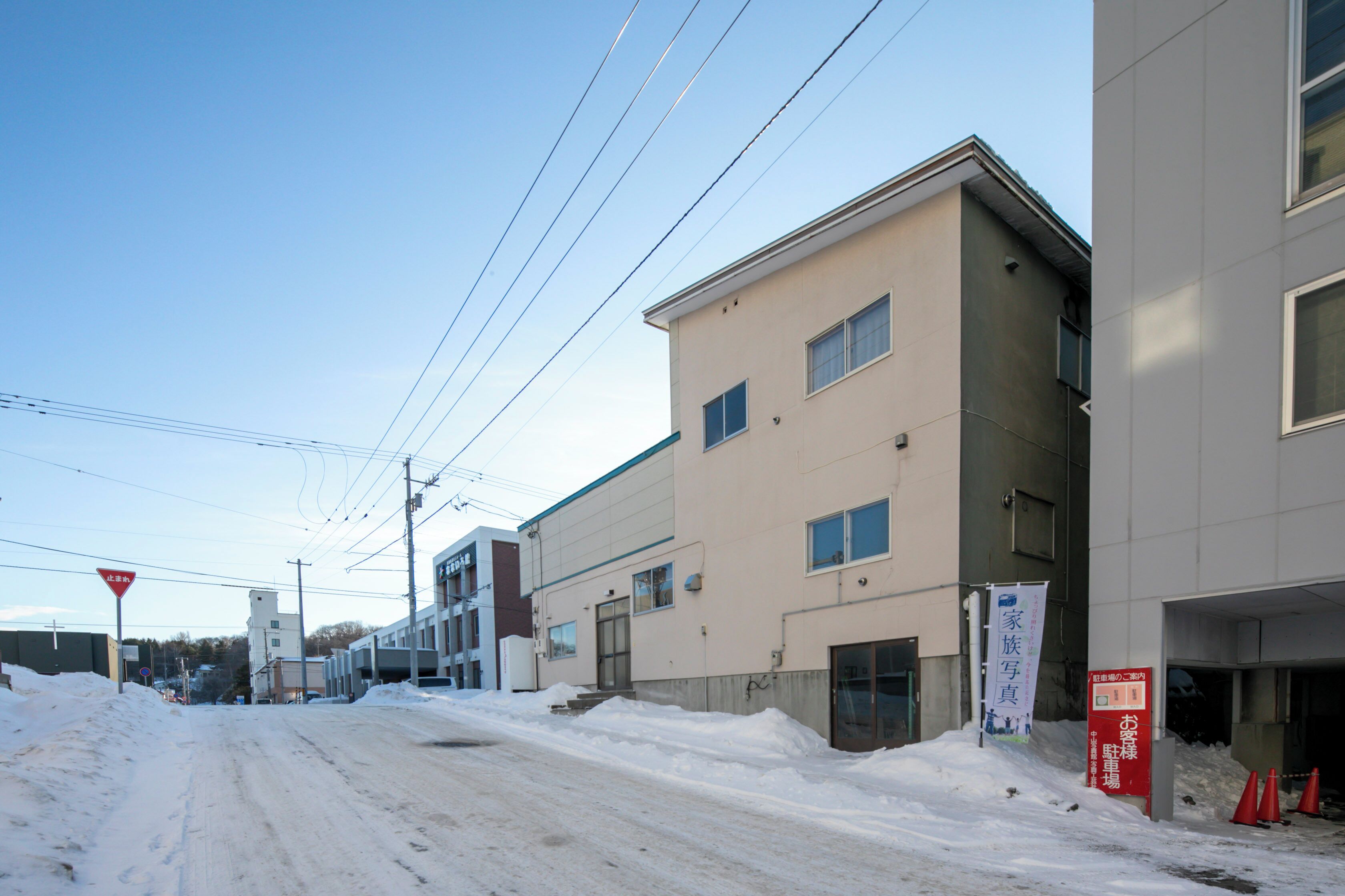 A building with a flat roof and a large entrance.