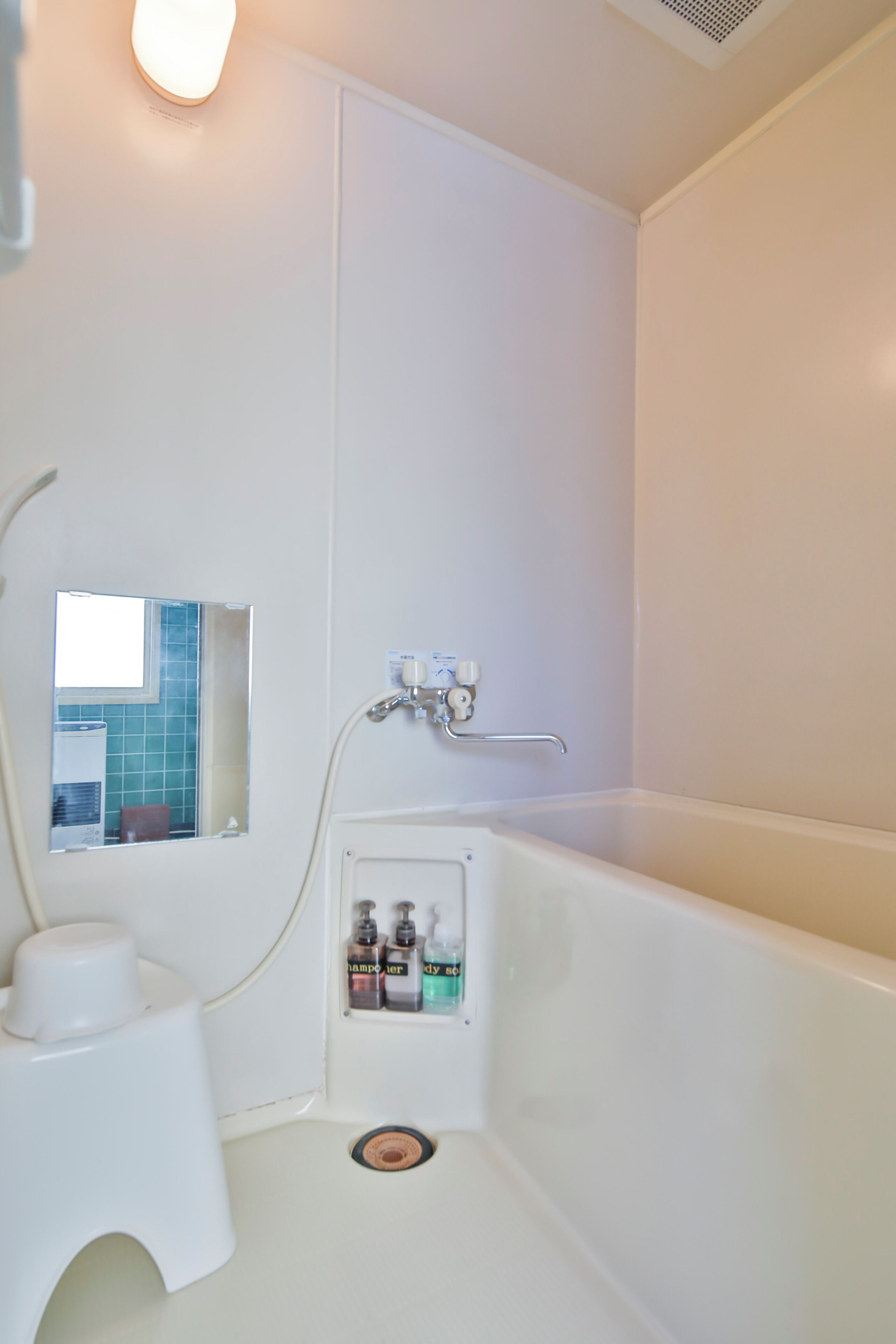 バスアメニティ (無料)、ヘアドライヤー、スリッパ、ビデ