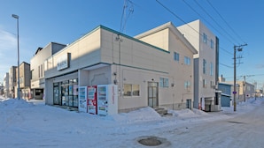 A building with a storefront and vending machines on the ground floor. - MOVE 8 (Abashiri)
