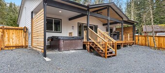 Ultimate Getaway: Movie Theater, Sauna, Hot Tub,WiFi, EV Charging,Pet-Friendly!"