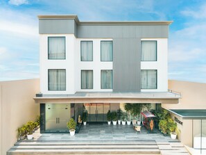 Front of property - Elinor Hotel (Agra)