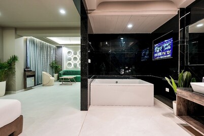 Elinor Hotel