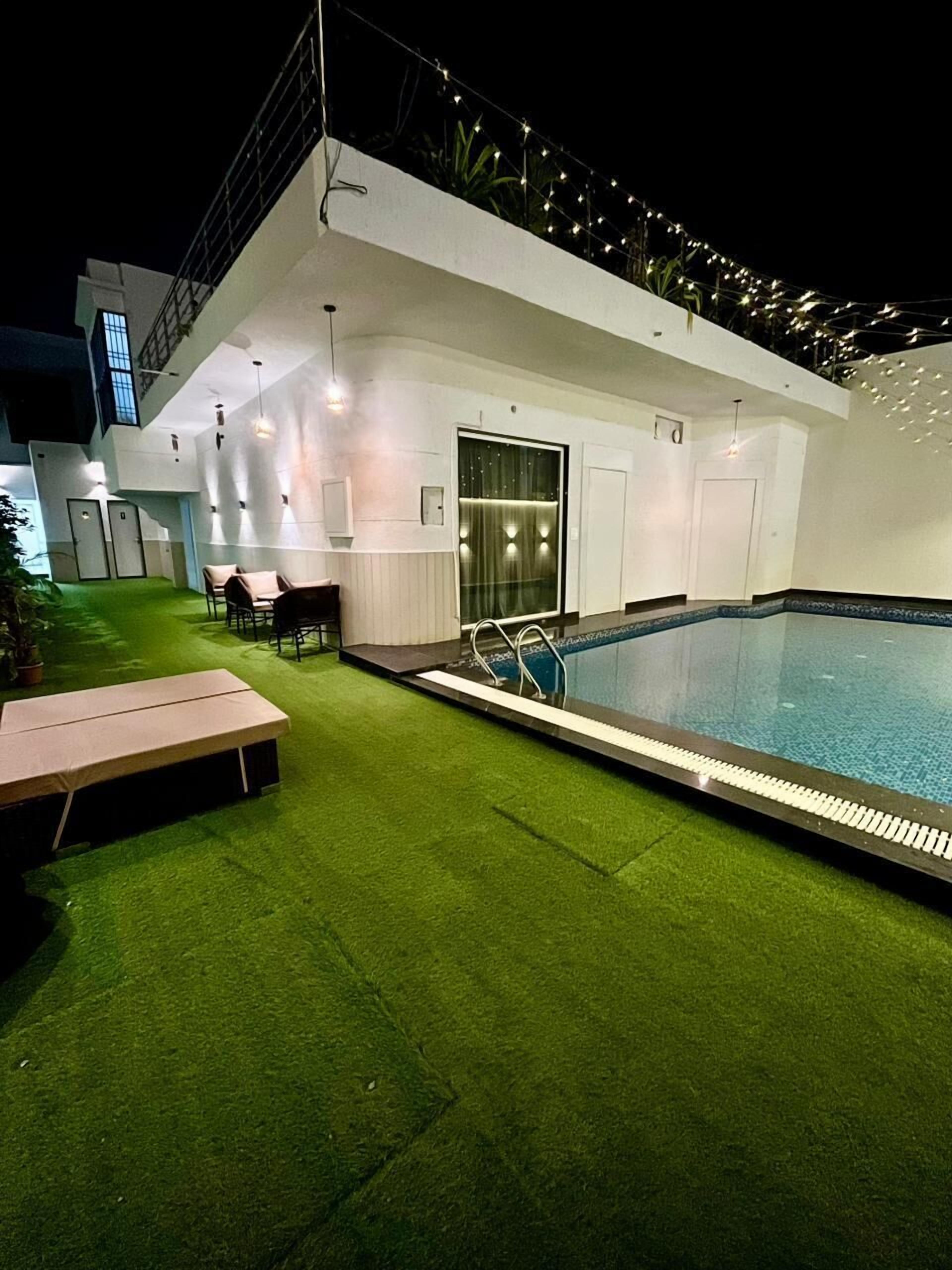 Una piscina al aire libre