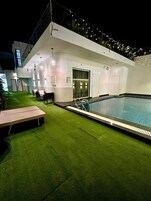 Una piscina al aire libre