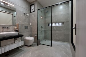 Pearl Room Double/Twin | Bathroom | Free toiletries, hair dryer, slippers, towels