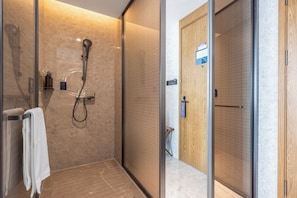 Shower, hydromassage showerhead, hair dryer, slippers - UrCove by Hyatt Guangzhou Huadu Baiyun (Guangzhou)