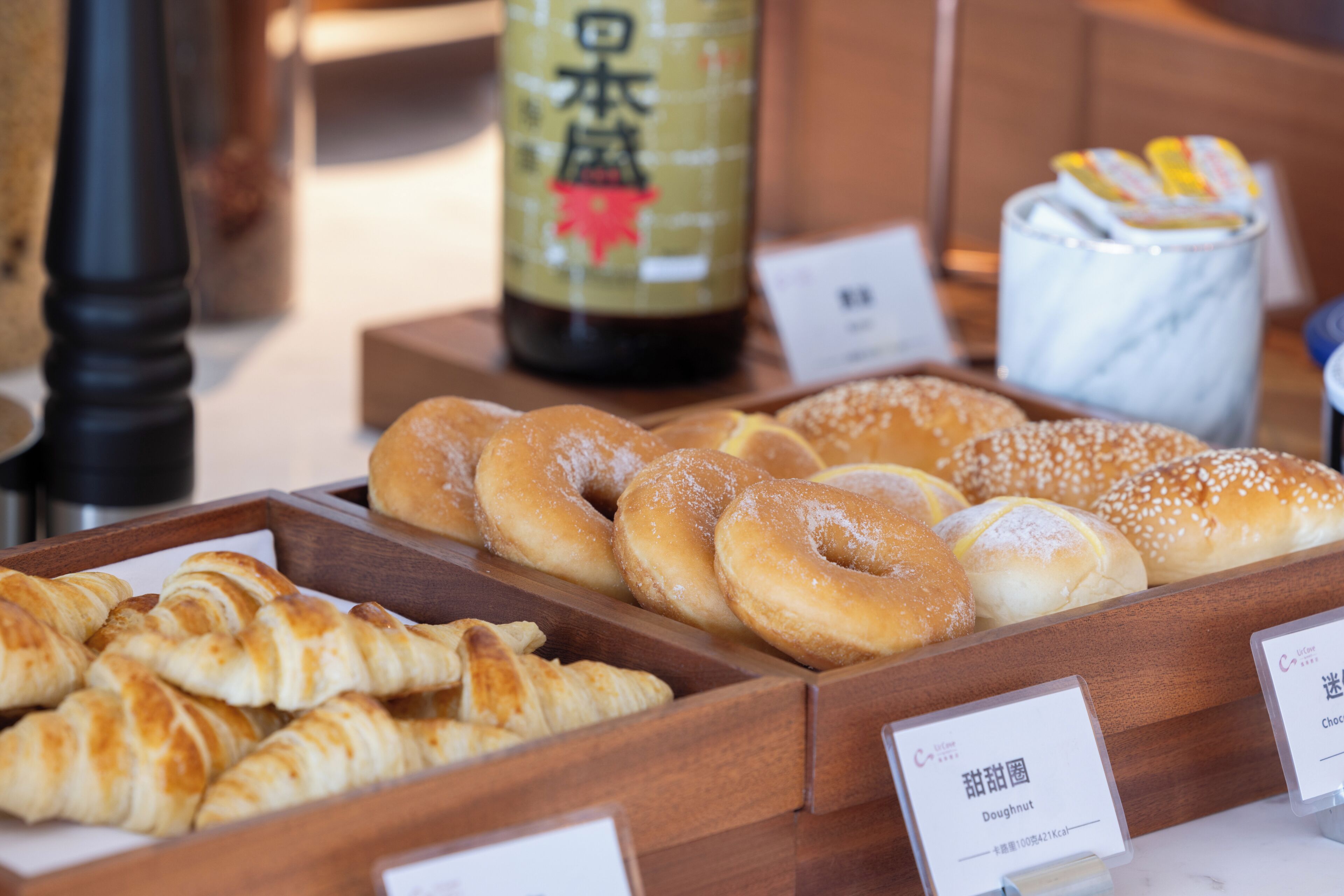 Mostrador de una panadería con diversos productos horneados.