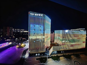 Un edificio moderno con elementos de iluminación vertical y fachada curva.