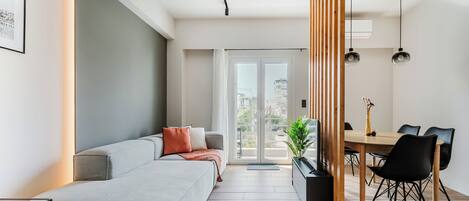 Appartement, 1 chambre, balcon, vue ville | Salle de séjour | TV connectée de 42 pouces avec chaînes numériques, services de streaming