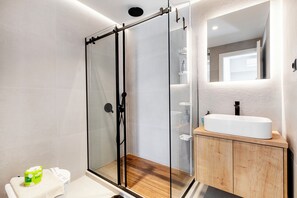 Lejlighed - 1 soveværelse - balkon - byudsigt | Badeværelse | Bruser, brusehoved med spredningseffekt, gratis toiletartikler