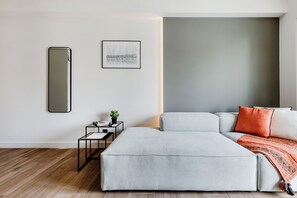 Lägenhet - 1 sovrum - balkong - utsikt mot staden | Vardagsrum | 42-tums smart-tv med digitalkanaler och streamingtjänster
