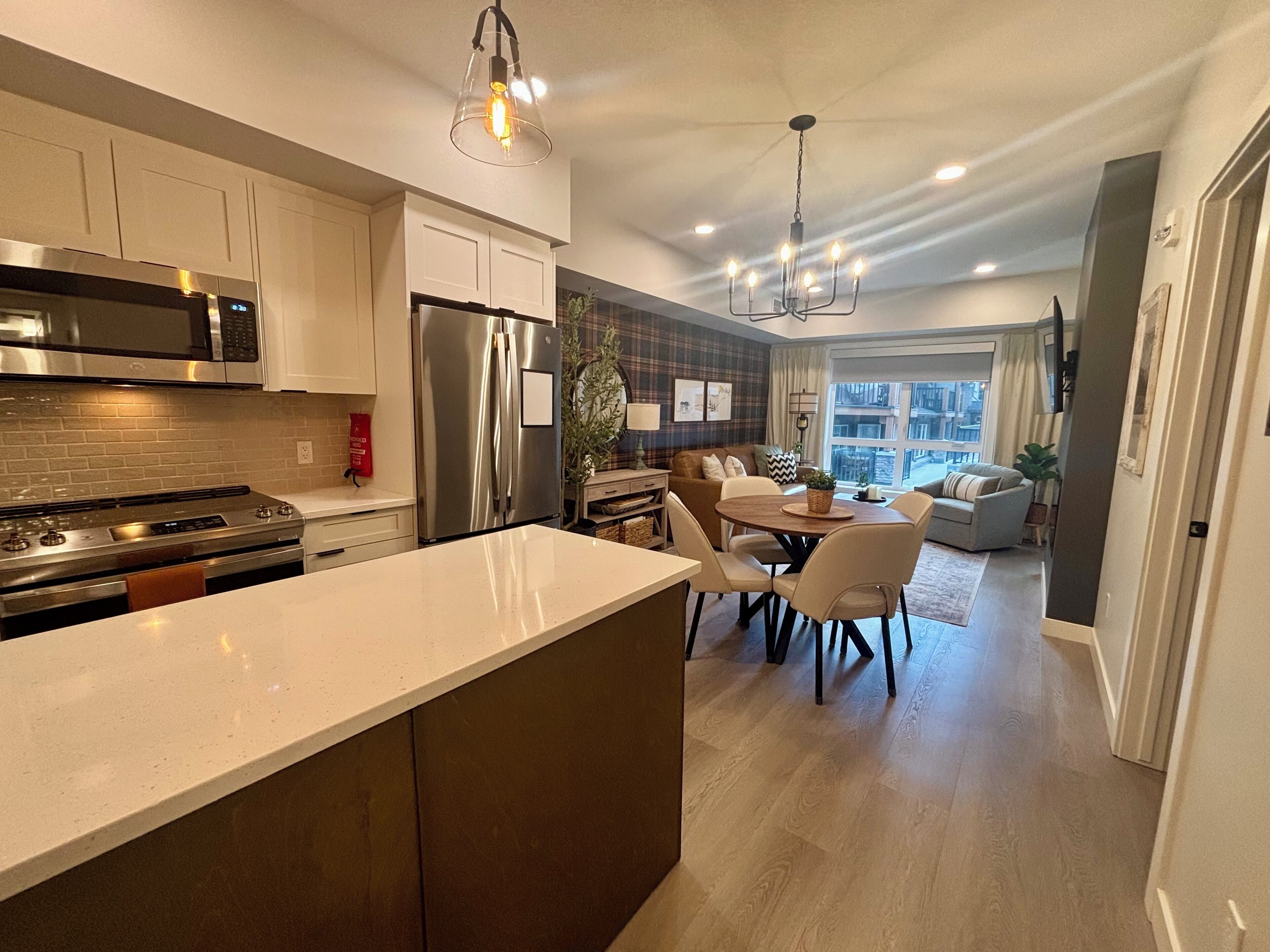 Refrigerador, microondas, horno y parrilla de estufa 