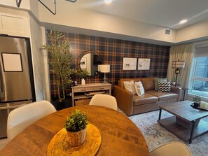 Smart TV, fireplace