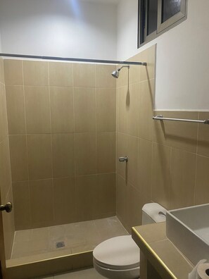 Toallas, jabón y papel higiénico