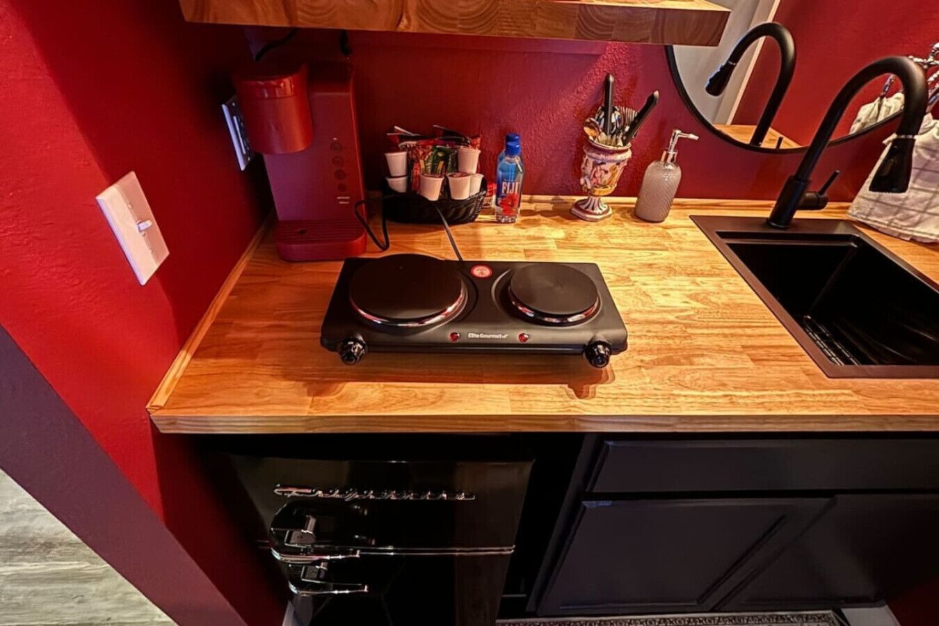 Een magnetron, een kookplaat, een koffiezetapparaat/waterkoker