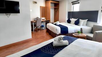Executive Family Room- City View | Peralatan tempat tidur premium, meja, ruang kerja komputer riba