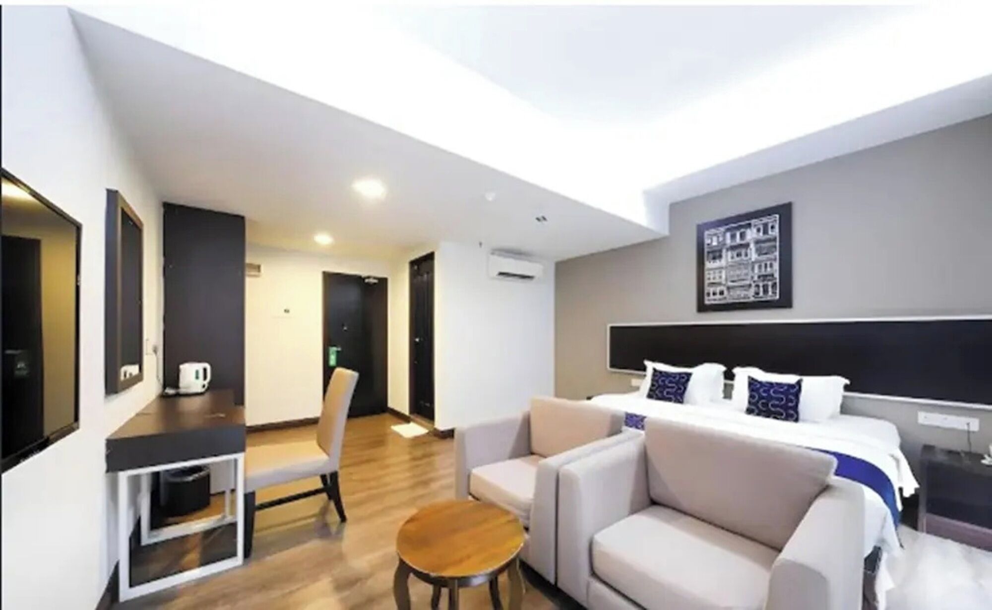 Suite Whirpool Bathtub - City View | Peralatan tempat tidur premium, meja, ruang kerja komputer riba 