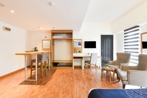 Executive Suite King - City View | Premium bedding, desk, laptop workspace, free WiFi - Palette KL Sentral near Pudu LRT formerly RPC Blissful Homes (Kuala Lumpur)
