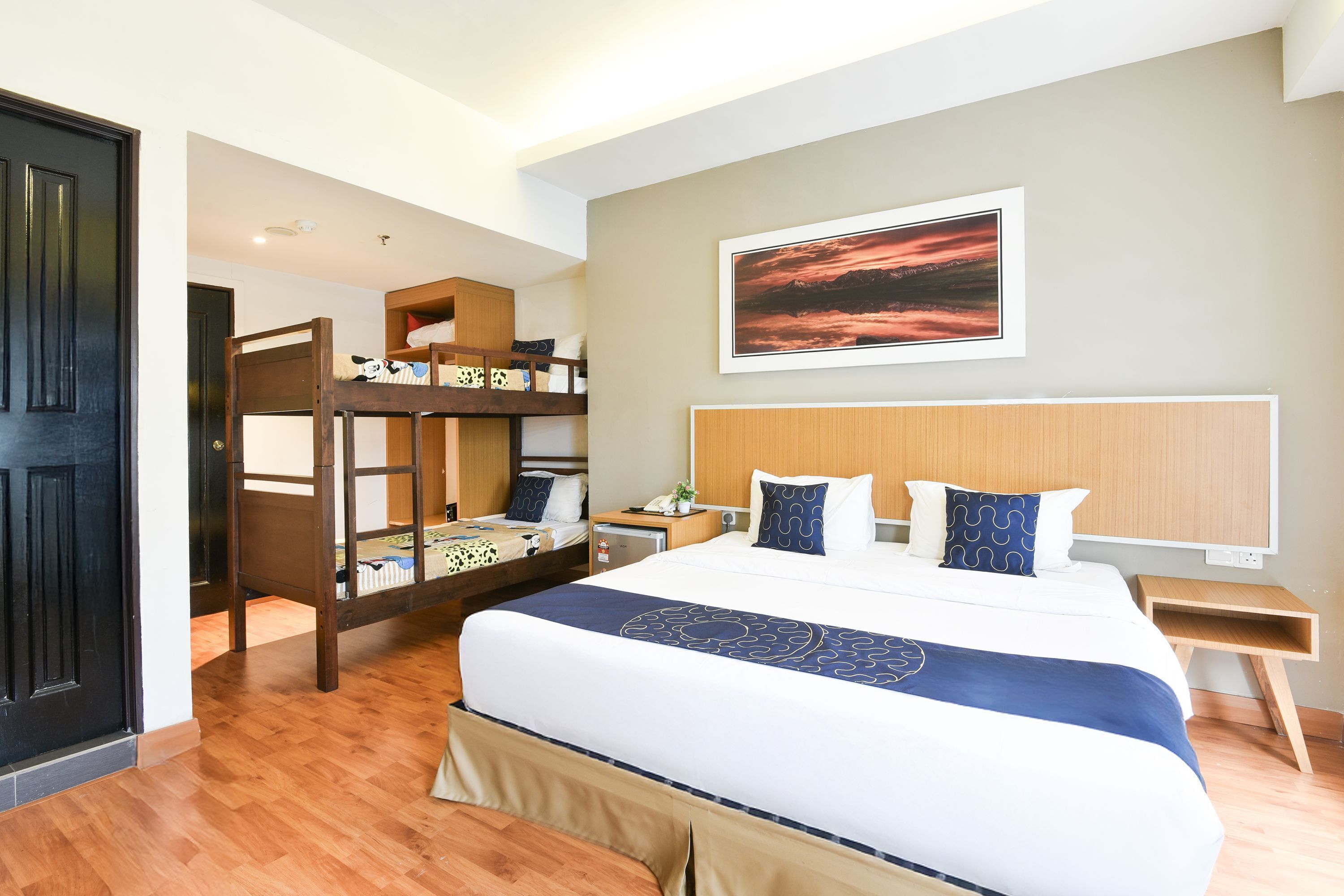 Family Bunk Suite - City View | Sengetøy av topp kvalitet, skrivebord og skrivebord for bærbar PC