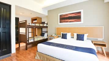 Family Bunk Suite - City View | Seprai premium, meja kerja, ruang kerja ramah laptop, dan Wi-Fi gratis