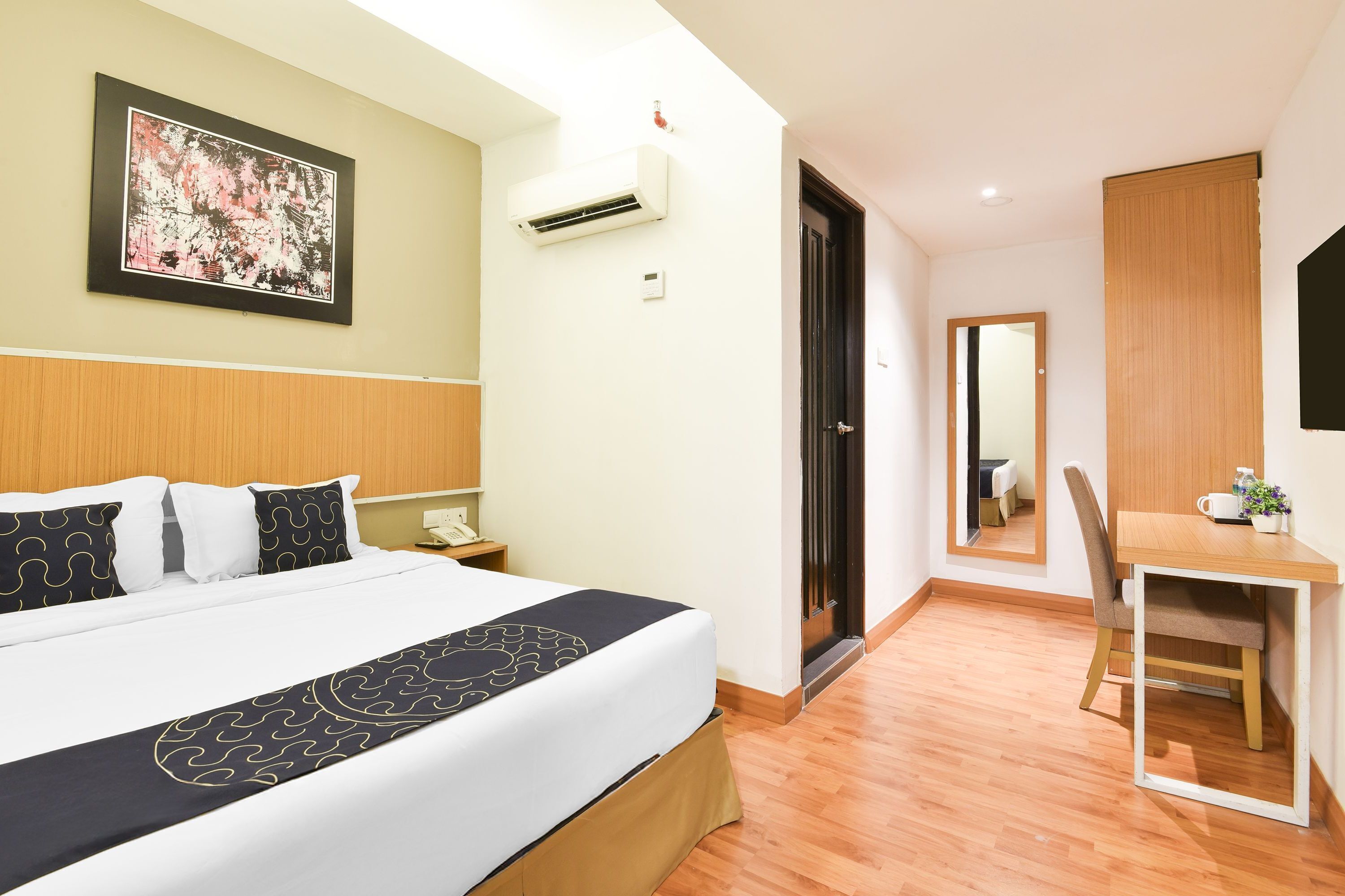 Deluxe King Room - City View | Sengetøy av topp kvalitet, skrivebord og skrivebord for bærbar PC