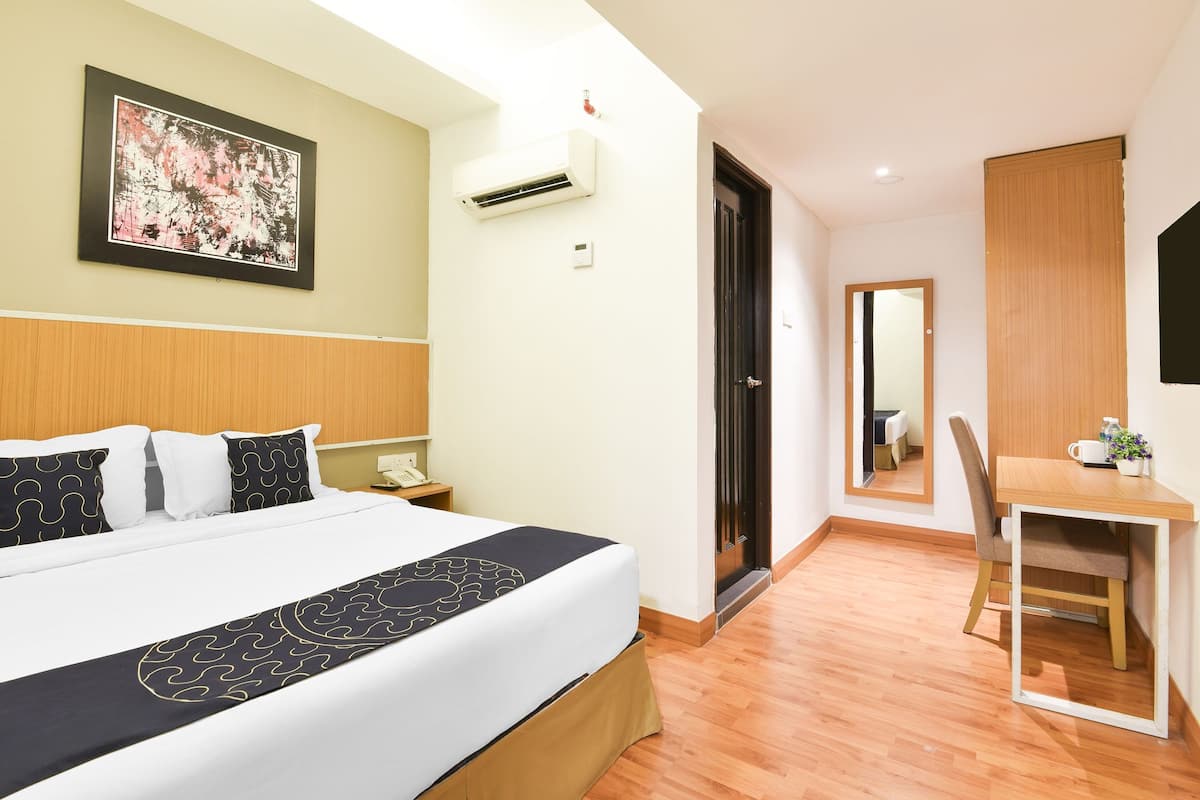 Premium bedding, desk, laptop workspace, free WiFi