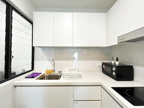 Standard apartman, 3 hálószobával | Privát konyha | Hűtőszekrény, mikrohullámú sütő és elektromos vízforraló