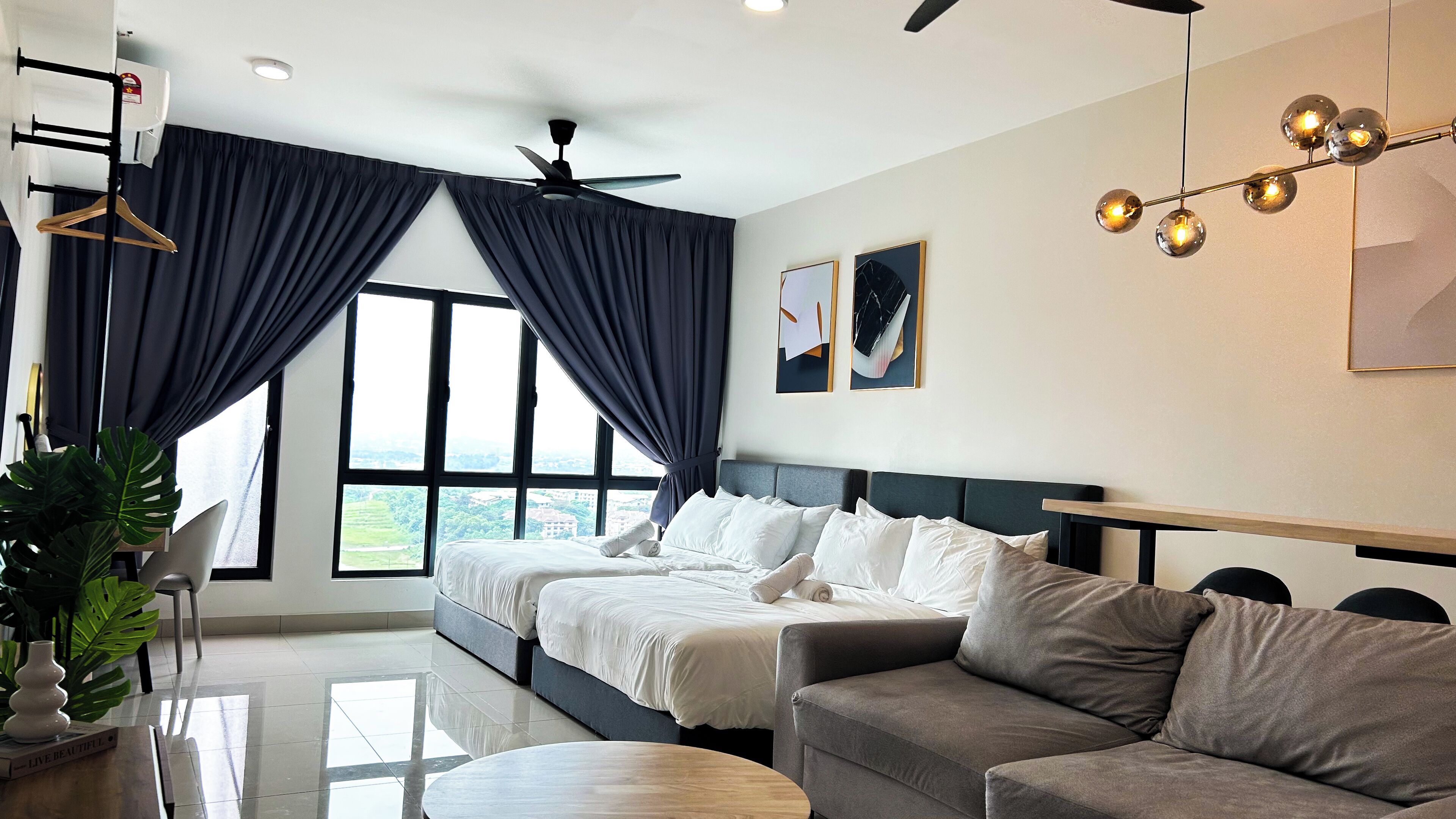 华丽开间套房 | 客厅 | 40-英寸纯平电视（配备有线频道）