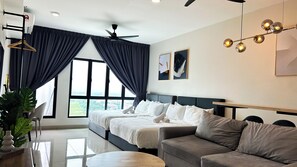 Deluxe stúdió lakosztály | Nappali | Síkképernyős tévé