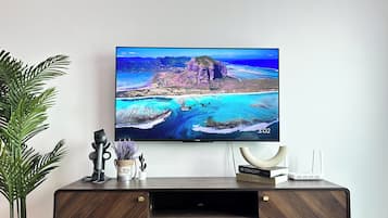 Apartamento Deluxe, 3 habitaciones | Zona de estar | Televisión de pantalla plana de 40 pulgadas con canales por cable