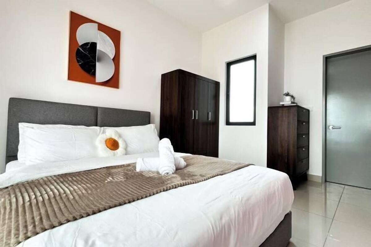 Tabla de planchar con plancha y ropa de cama