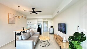 Studio | Seterika/papan seterika, cadar katil 