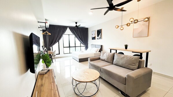 Studio | Iron/ironing board, bed sheets