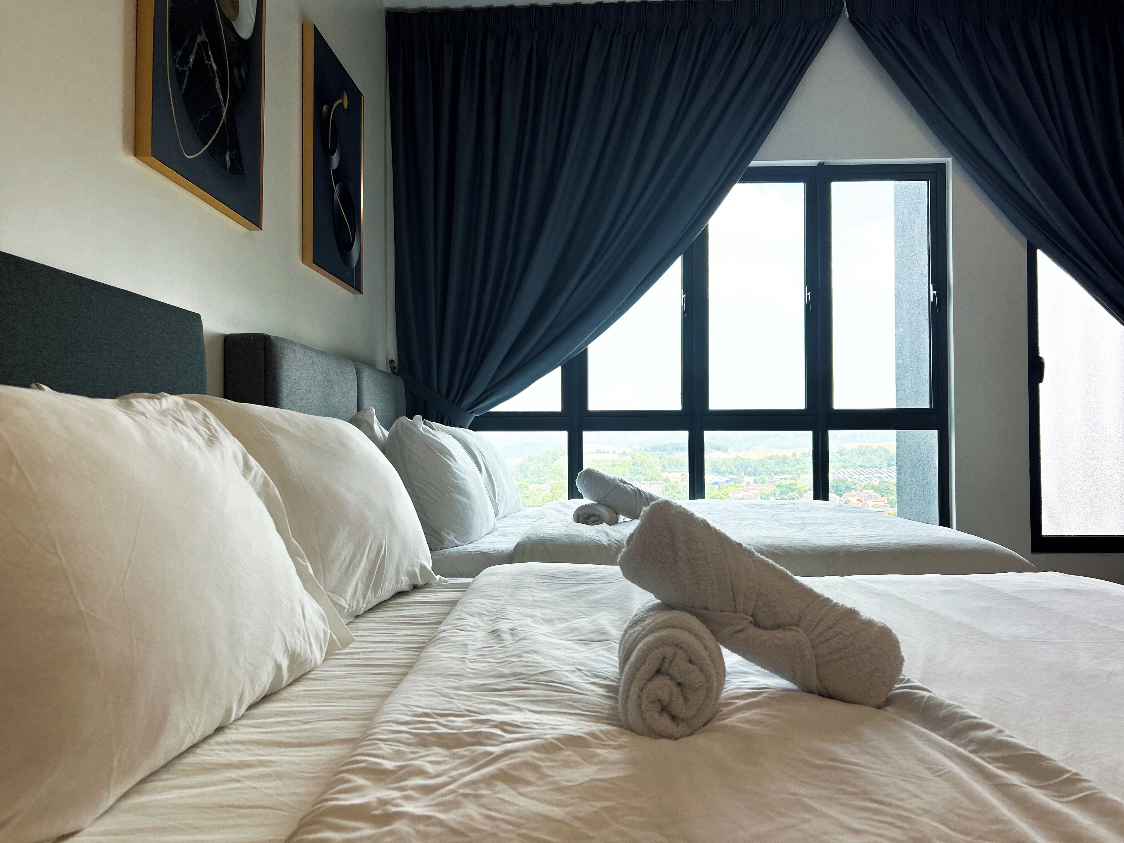 Une chambre d’hôtel avec un grand lit, une tête de lit, une fenêtre avec des rideaux et une vue sur le paysage.